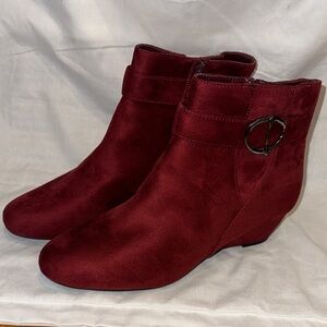 IMPO Burgundy Red Faux Suede Ankle Booties Buckle Detail ladies sz 10 M unused